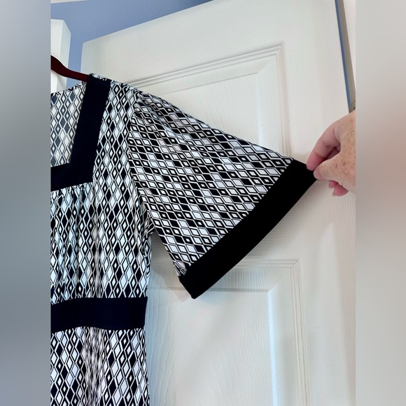 East 5th Women’s Blouse, Geometric Pattern, Size Large - Picture 3 of 6